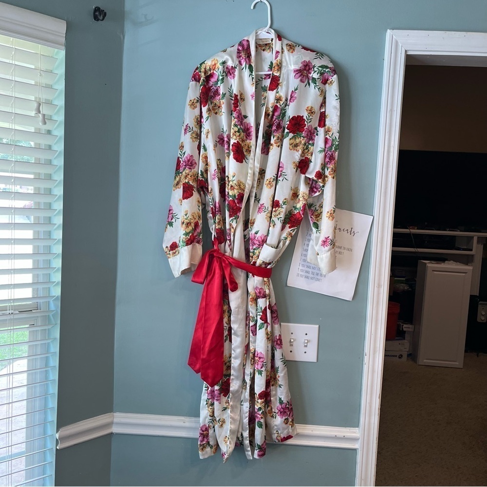 Vintage Gold Label Victoria Secret ivory red floral robe size Large